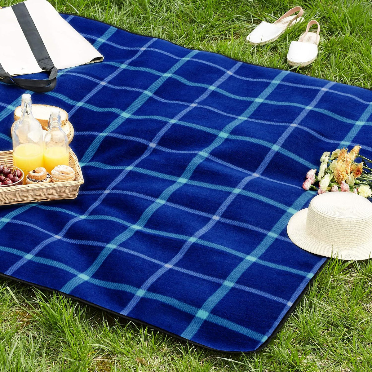 Outdoor Picnic Blanket – Waterproof Backing, Dark Blue, 200 × 200 cm, Foldable & Portable
